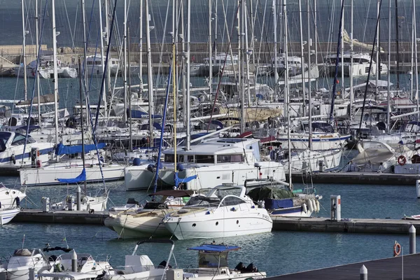 Itálie, Sicílie, Středozemní moře, Marina di Ragusa; 12. ledna 2016, pohled luxusní jachty v přístavu - Editorial — Stock fotografie
