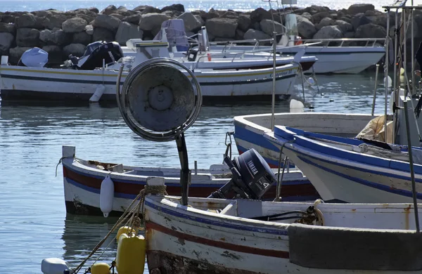 Italia, Sicilia, Mar Mediterráneo, Punta Secca (Provincia de Ragusa); 02 Febrero 2016, barcos pesqueros de madera en el puerto - EDITORIAL — Foto de Stock