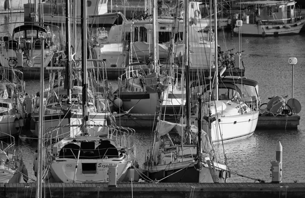 İtalya, Sicilya, Akdeniz, Marina di Ragusa; 15 Aralık 2015, marina - içerik görünümü Lüks Yatlar — Stok fotoğraf