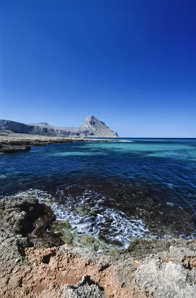 Italië, Sicilië, Tyrrheense Zee, uitzicht op de rotsachtige kustlijn in de buurt van S.Vito Lo Capo (Trapani) - Film scannen — Stockfoto