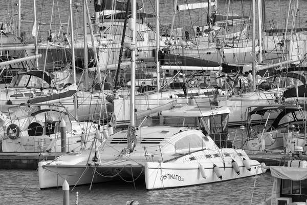 İtalya, Sicilya, Akdeniz, Marina di Ragusa; 7 Ocak 2016, marina - içerik görünümü Lüks Yatlar — Stok fotoğraf