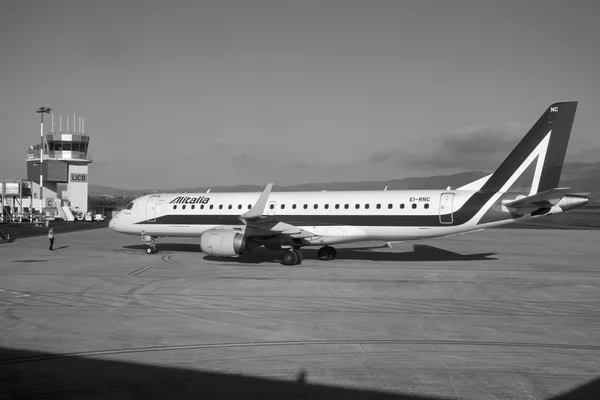 Italia, Sicilia, Aeropuerto de Comiso (Provincia de Ragusa); 1 Diciembre 2015, avión en la pista y torre de control de vuelo - EDITORIAL — Foto de Stock