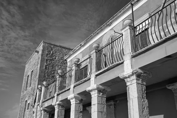 Italia, Sicilia, Mar Mediterraneo, Punta Secca (Ragusa), veduta di una vecchia casa in pietra siciliana sul lungomare — Foto Stock