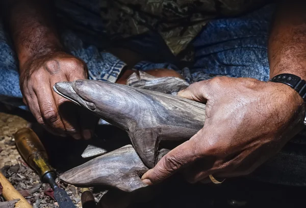 FIJI Islands, Viti Levu Isl., Fiyi man tallando madera tropical para hacer un estuco de delfines - ESCAN DE PELÍCULA — Foto de Stock