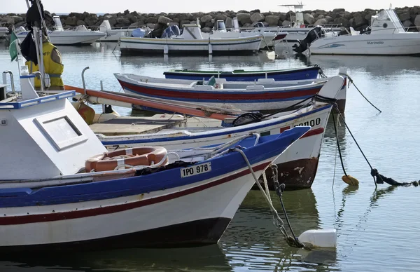 Italia, Sicilia, Mar Mediterráneo, Punta Secca (Provincia de Ragusa); 02 Enero 2016, barcos pesqueros de madera en el puerto - EDITORIAL — Foto de Stock