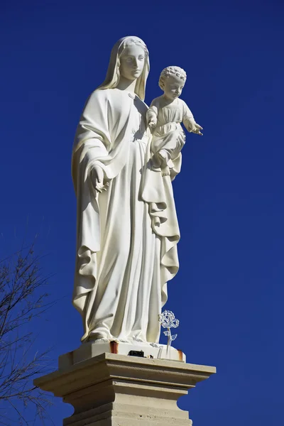 Italy, Sicily, Mediterranean sea, Punta Secca (Ragusa Province), the Madonna statue in the port — Stock Photo, Image