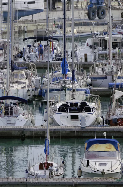 Itália, Sicília, Mar Mediterrâneo, Marina di Ragusa; 21 Outubro 2015, vista de iates de luxo na marina - EDITORIAL — Fotografia de Stock