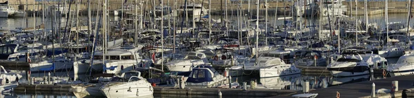 Italien, Sicilien, Medelhavet, Marina di Ragusa; 30 oktober 2015, syn på lyxiga yachter i marina - ledare — Stockfoto