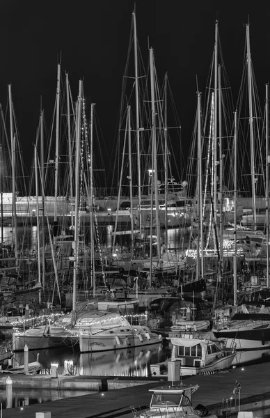 Italia, Sicilia, Mar Mediterraneo, Marina di Ragusa; 15 dicembre 2015, yacht di lusso con luci di Natale nella marina di notte - EDITORIALE — Foto Stock
