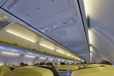 İnsanlar sigara ile bir uçak kabinde İtalya, oturum