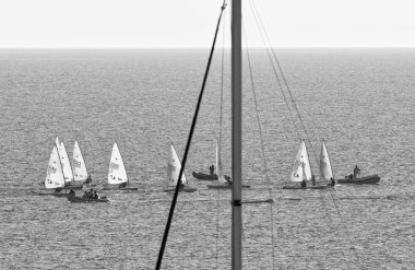 İtalya, Sicilya, Akdeniz, Marina di Ragusa; 8 Aralık 2015, sandal rekabet marina - yazı işleri dışında