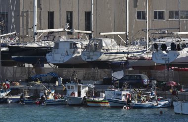 İtalya, Sicilya, Akdeniz, Marina di Ragusa; 5 Şubat 2016, ahşap balıkçı tekneleri ve Lüks Yatlar karada Marina - editoryal bir tersane içinde