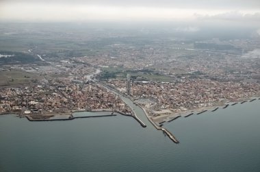 İtalya, Lazio, Thyrrhenian kıyı şeridi, Fiumicino şehir ve Tevere nehir ağzı havadan görünümü