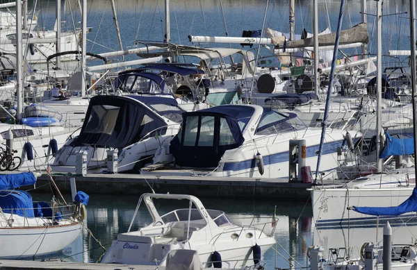 Italie, Sicile, Méditerranée, Marina di Ragusa ; 11 janvier 2016, bateaux et yachts de luxe dans la marina - EDITORIAL — Photo