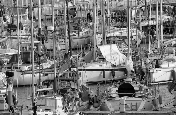 Itália, Sicília, Mar Mediterrâneo, Marina di Ragusa; 7 Janeiro 2016, vista de iates de luxo na marina - EDITORIAL — Fotografia de Stock