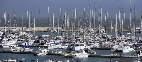 Italia, Sicilia, Mar Mediterráneo, Marina di Ragusa; 12 Enero 2016, vista de yates de lujo en el puerto deportivo - EDITORIAL — Foto de Stock