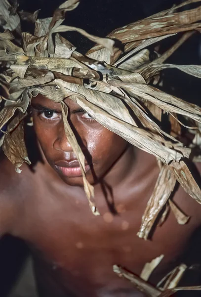 フィジー諸島、ラウトカにある;2001 年 1 月 28 日、伝統的なフィジーの衣装 - 社説 (フィルム スキャンの若い男) — ストック写真