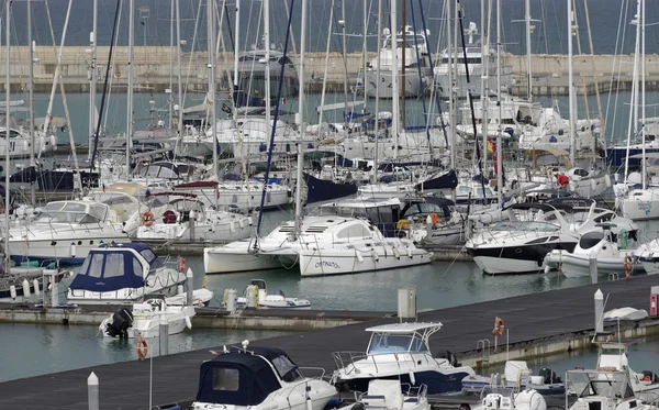 Италия, Сицилия, Средиземное море, Марина-ди-Рагуза; 30 сентября 2015 г., вид на роскошные яхты в причале - EDITORIAL — стоковое фото