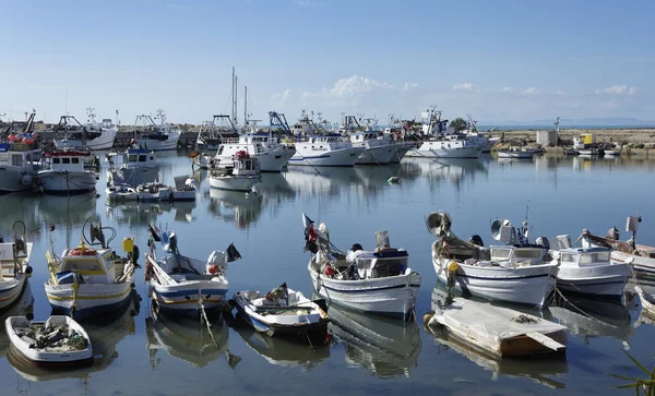 Italia, Sicilia, Scoglitti (provincia di Ragusa); 12 ottobre 2015, pescherecci siciliani in legno nel porto - EDITORIALE — Foto Stock