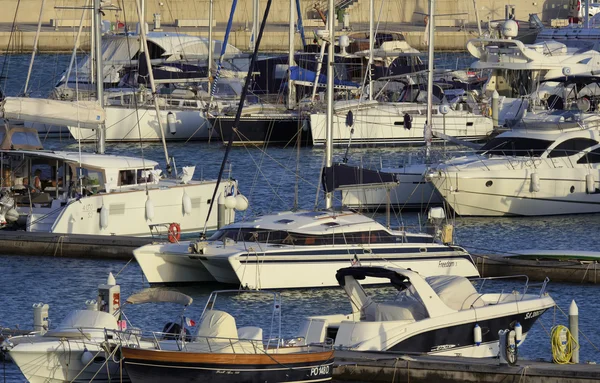 Италия, Сицилия, Средиземное море, Marina di Ragusa; 7 октября 2015, вид на роскошные яхты в марине - EDITORIAL — стоковое фото