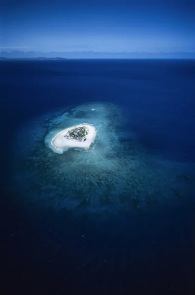 Oceano Pacífico, Ilhas Fiji, vista aérea de uma pequena ilha tropical de recifes - FILM SCAN — Fotografia de Stock