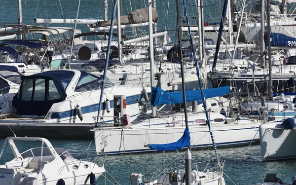 Italia, Sicilia, Mar Mediterráneo, Marina di Ragusa; 5 Febrero 2016, vista de yates de lujo en el puerto deportivo - EDITORIAL — Foto de Stock