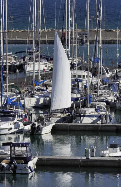 Italia, Sicilia, Mar Mediterraneo, Marina di Ragusa; 28 ottobre 2015, veduta di yacht di lusso nella marina - EDITORIALE — Foto Stock