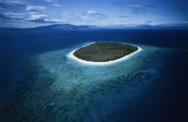 Océano Pacífico, Islas Fiyi, vista aérea de una pequeña isla de arrecifes tropicales - SCAN DE PELÍCULA —  Fotos de Stock