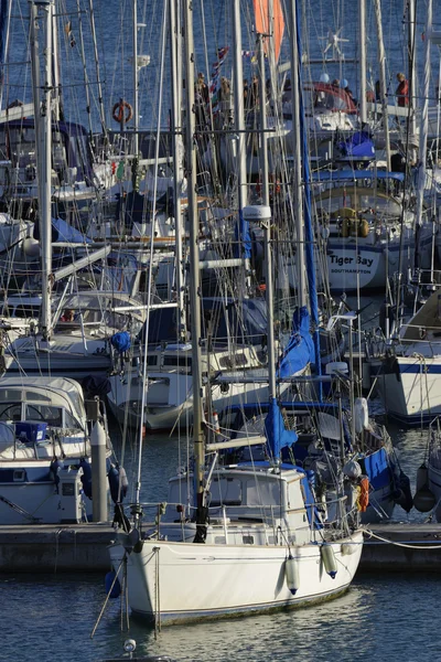Włochy, Sycylia, Morze Śródziemne, Marina di Ragusa; 10 grudnia 2015 widok luksusowych jachtów w marinie - Redakcja — Zdjęcie stockowe