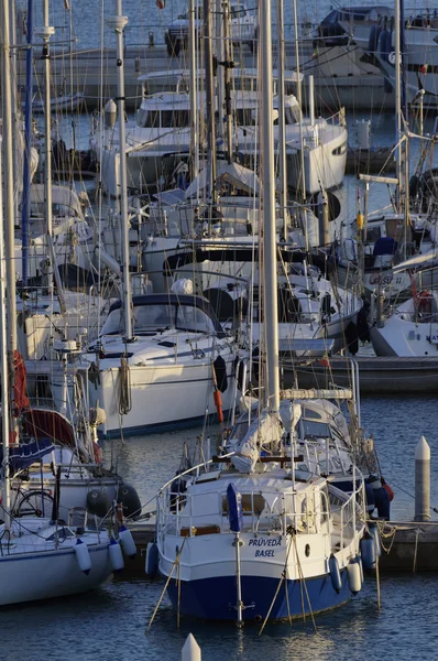 Italia, Sicilia, Mar Mediterráneo, Marina di Ragusa; 10 Enero 2016, yates de lujo en el puerto deportivo al atardecer - EDITORIAL — Foto de Stock