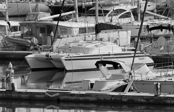 意大利的西西里岛，地中海，玛丽娜迪拉古;2015 年 12 月 30 日，视图的豪华游艇在码头-社论 — 图库照片