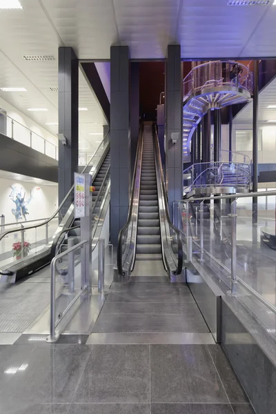 Italien, sizilien; 17 januar 2014, flughafen comiso, treppe in die obere etage - redaktion — Stockfoto