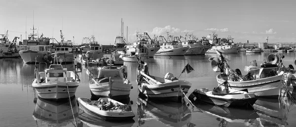 Italia, Sicilia, Scoglitti (provincia di Ragusa); 12 ottobre 2015, pescherecci siciliani in legno nel porto - EDITORIALE — Foto Stock