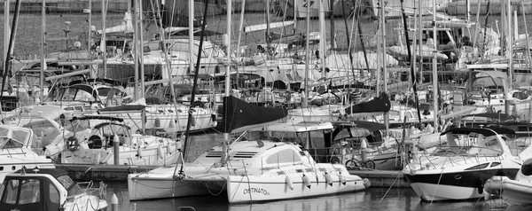 Italia, Sicilia, Mar Mediterráneo, Marina di Ragusa; 2 octubre 2015, vista de yates de lujo en el puerto deportivo - EDITORIAL —  Fotos de Stock