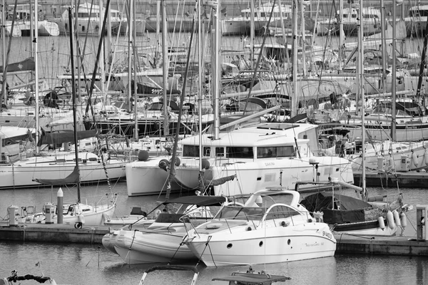 Itália, Sicília, Mar Mediterrâneo, Marina di Ragusa; 15 Janeiro 2016, vista de iates de luxo na marina - EDITORIAL — Fotografia de Stock