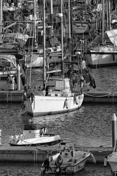 意大利的西西里岛，地中海，玛丽娜迪拉古;2016 年 2 月 4 日，小船和豪华游艇在码头-社论 — 图库照片