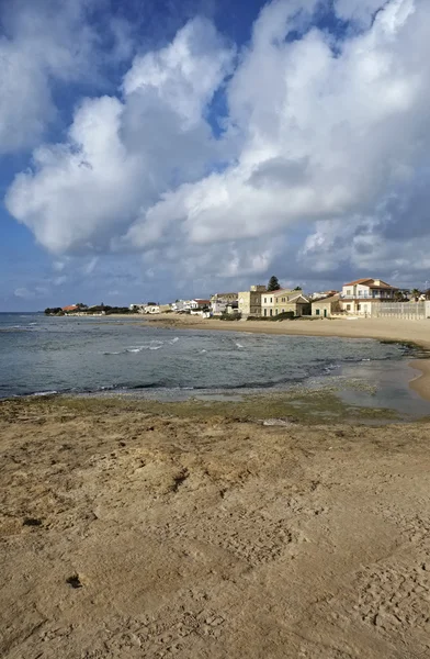 Italië, Sicilië, Middellandse Zee, Punta Secca (provincie Ragusa), kijk op de stad en het strand — Stockfoto