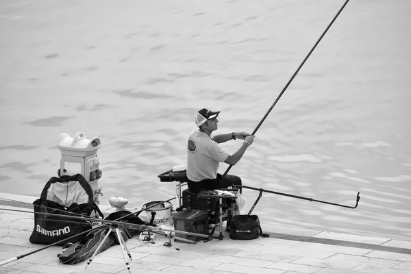 Italie, Sicile, Marina di Ragusa ; 4 octobre 2015, pêcheur dans le port - EDITORIAL — Photo