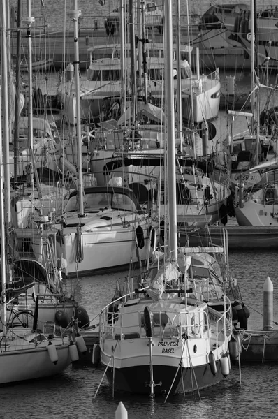 Włochy, Sycylia, Morze Śródziemne, Marina di Ragusa; 10 stycznia 2016, luksusowe jachty w przystani na zachód słońca - Redakcja — Zdjęcie stockowe