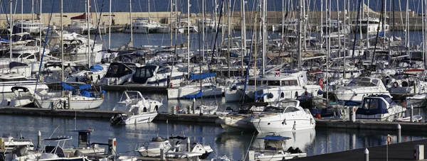 Włochy, Sycylia, Morze Śródziemne, Marina di Ragusa; 8 listopada 2015 widok luksusowych jachtów Marina - Redakcja — Zdjęcie stockowe