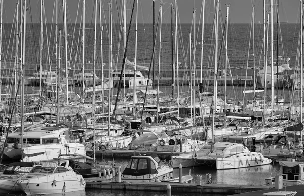 Itálie, Sicílie, Středozemní moře, Marina di Ragusa; 20. prosince 2015, pohled luxusní jachty v přístavu - Editorial — Stock fotografie