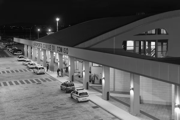 Itália, Sicília; 17 janeiro 2014, Comiso Aeroporto de entrada à noite - EDITORIAL — Fotografia de Stock