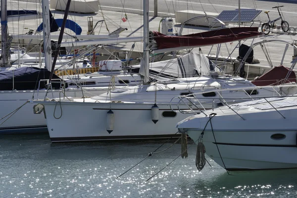 Itálie, Sicílie, Středozemní moře, Marina di Ragusa; 13. ledna 2016, pohled luxusní jachty v přístavu - Editorial — Stock fotografie