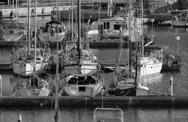 Italia, Sicilia, Mar Mediterráneo, Marina di Ragusa; 7 Febrero 2016, vista de yates de lujo en el puerto deportivo - EDITORIAL — Foto de Stock