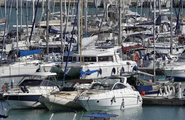 Italien, Sicilien, Medelhavet, Marina di Ragusa; 23 oktober 2015 Visa lyx yachter i marina - ledare — Stockfoto