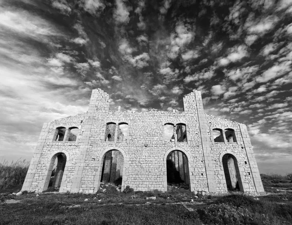 Italia; Sicilia, Sampieri (provincia de Ragusa), ruinas de una antigua fábrica de ladrillos — Foto de Stock