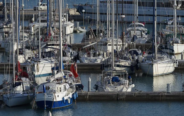 Италия, Сицилия, Средиземное море, Марина-ди-Рагуза; 16 октября 2015, вид на роскошные яхты в причале - EDITORIAL — стоковое фото