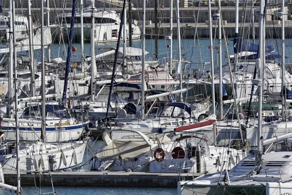 Italia, Sicilia, Mar Mediterráneo, Marina di Ragusa; 14 Enero 2016, vista de yates de lujo en el puerto deportivo - EDITORIAL —  Fotos de Stock