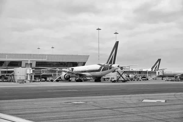 Italien, internationella flygplatsen Fiumicino (Rom); 26 januari 2016, flygplan på skenande parkering - ledare — Stockfoto