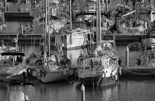 Italien, Sicilien, Medelhavet, Marina di Ragusa; 7 februari 2016, syn på lyxiga yachter i marina - ledare — Stockfoto